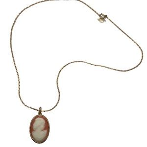 Sarah Coventry cameo necklace